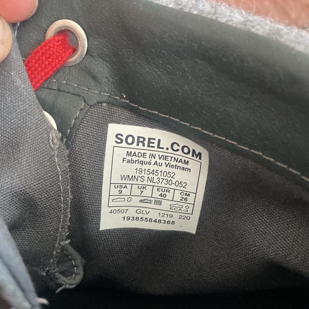 Sorel gray boots size 9 - Picture 2 of 3